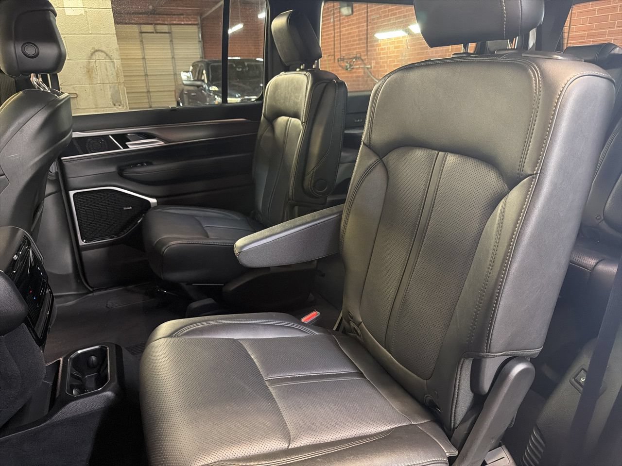 Used 2025 Jeep Wagoneer Series III w/ Premium Group I AWD/4WD image 12