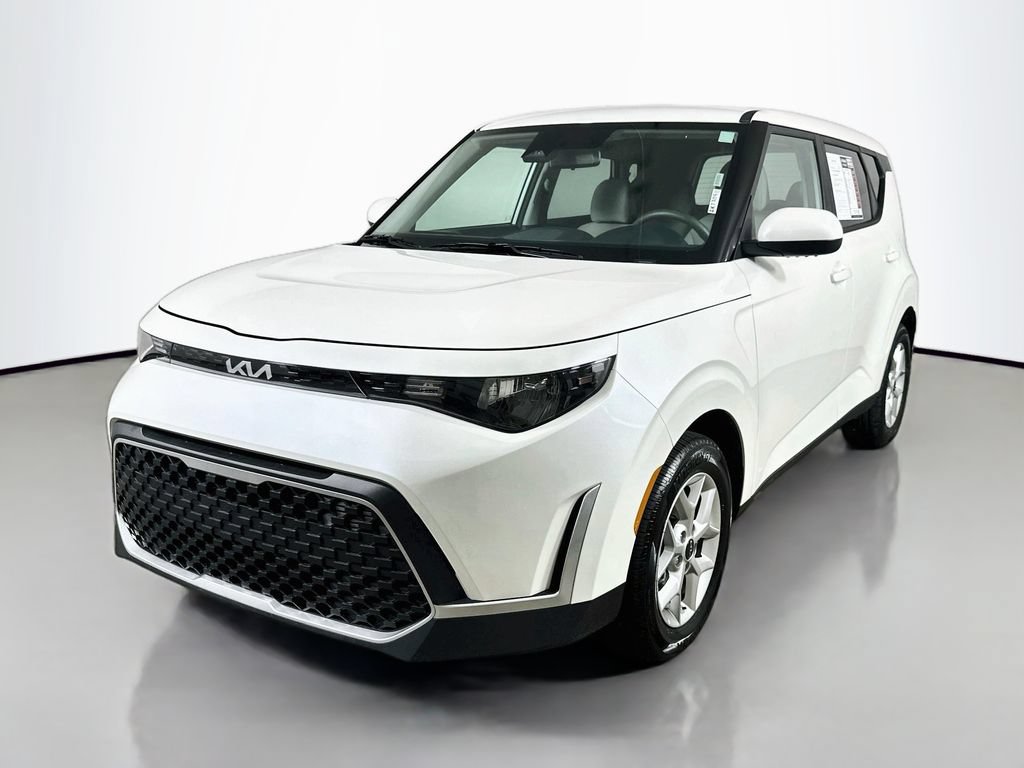 Used 2025 Kia Soul LX w/ LX Technology Package FWD image 3