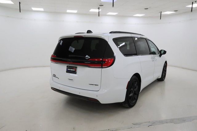 Used 2025 Chrysler Pacifica Limited image 3
