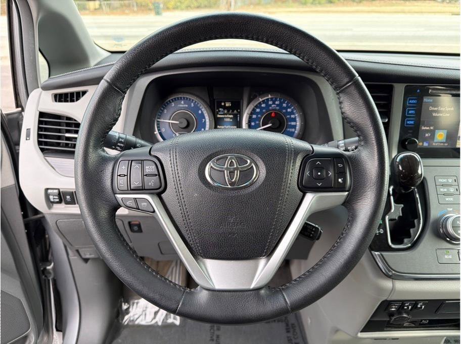 Used 2015 Toyota Sienna XLE Premium image 17