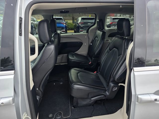 Used 2024 Chrysler Pacifica Touring-L FWD image 18