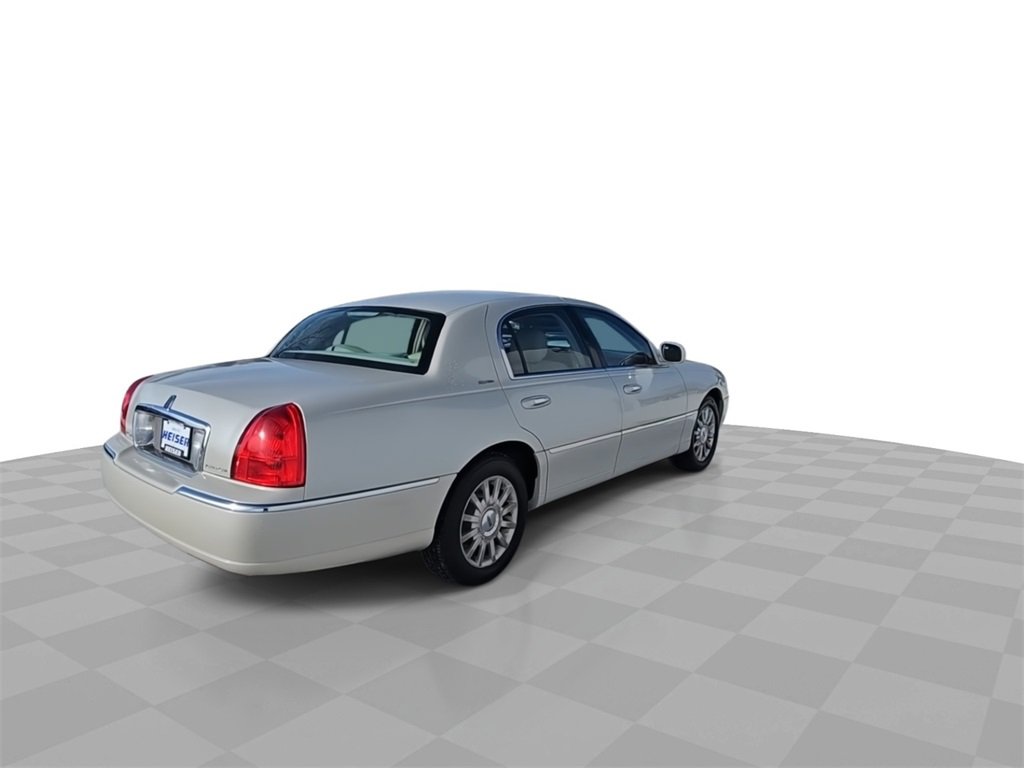 Used 2006 Lincoln Town Car Signature image 8