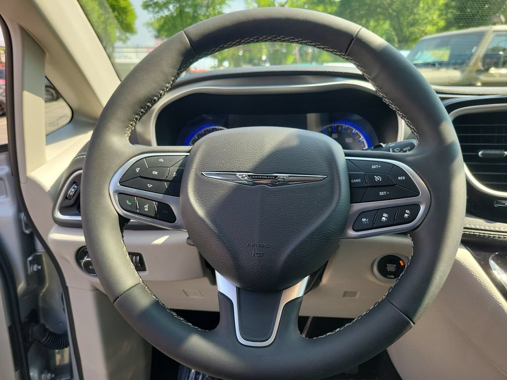 Certified 2024 Chrysler Pacifica Touring-L FWD image 19