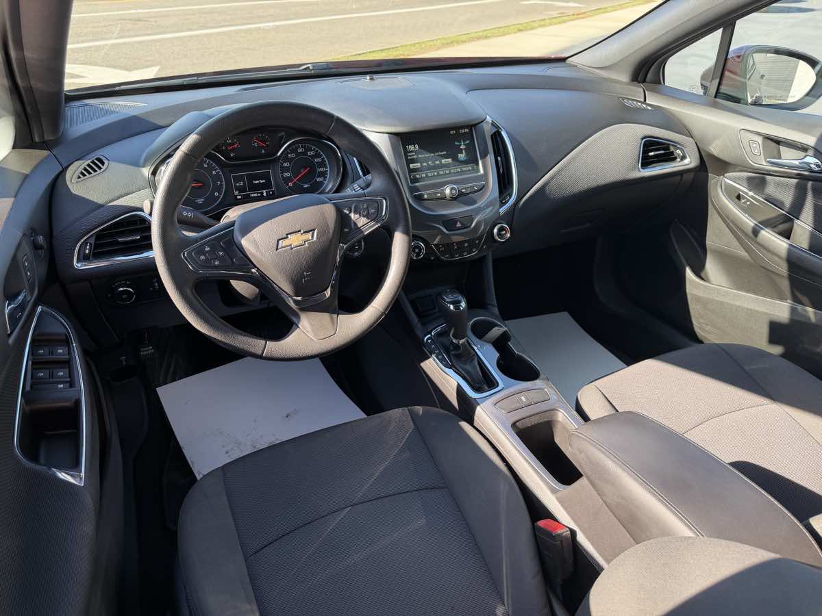 Used 2018 Chevrolet Cruze LT w/ Convenience Package FWD image 12