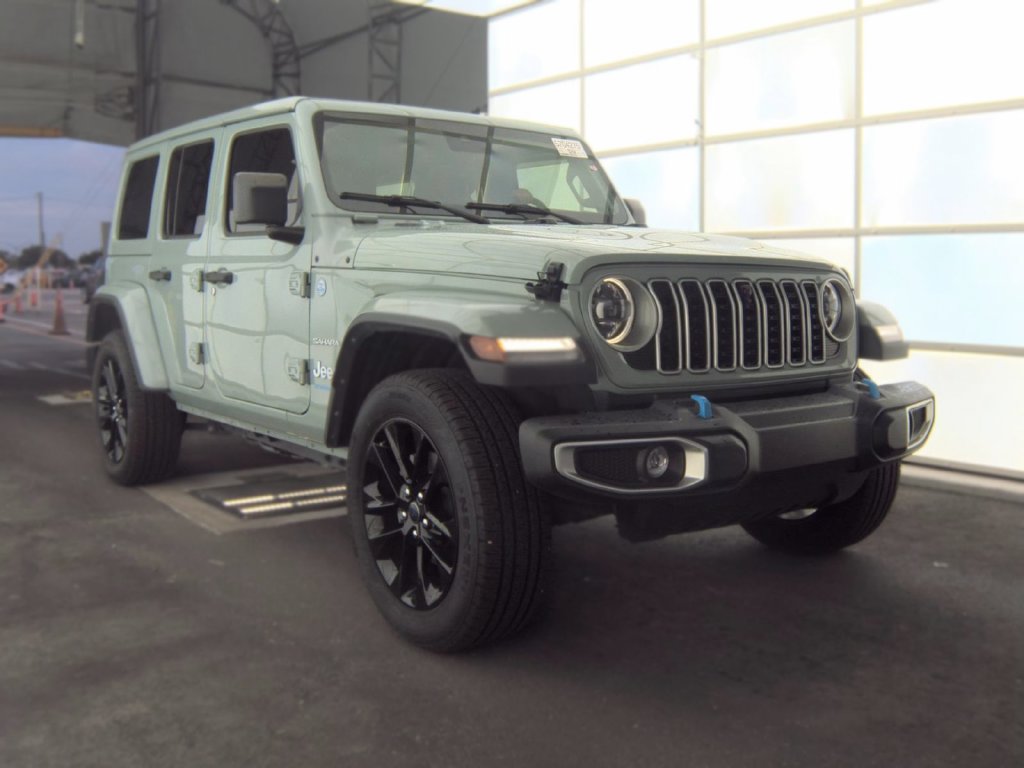 Used 2024 Jeep Wrangler Unlimited Sahara w/ Technology Group AWD/4WD image 3