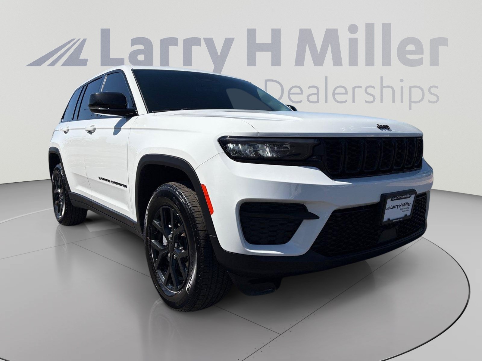 Used 2025 Jeep Grand Cherokee Altitude AWD/4WD image 7