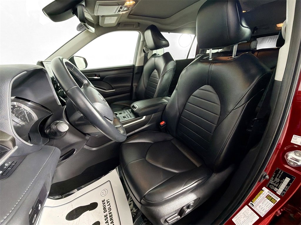 Used 2022 Toyota Highlander XLE image 18