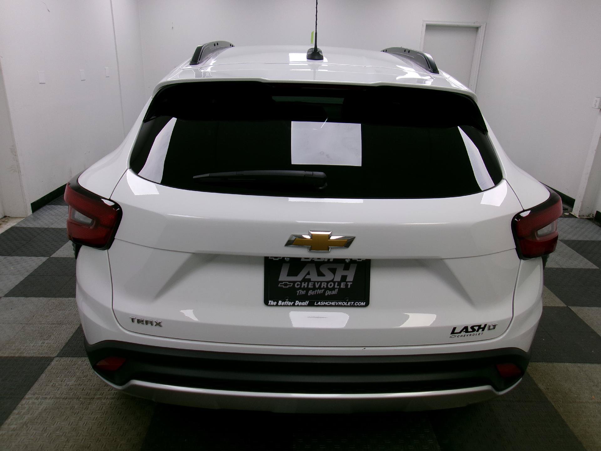 Used 2025 Chevrolet Trax LT FWD image 11