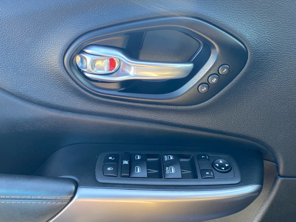 Used 2022 Jeep Cherokee Limited w/ Mopar Interior Package image 19