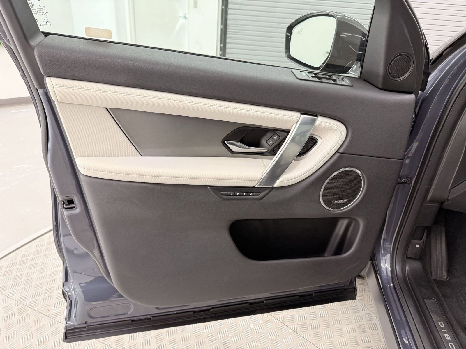 Used 2025 Land Rover Discovery Sport Dynamic SE image 18