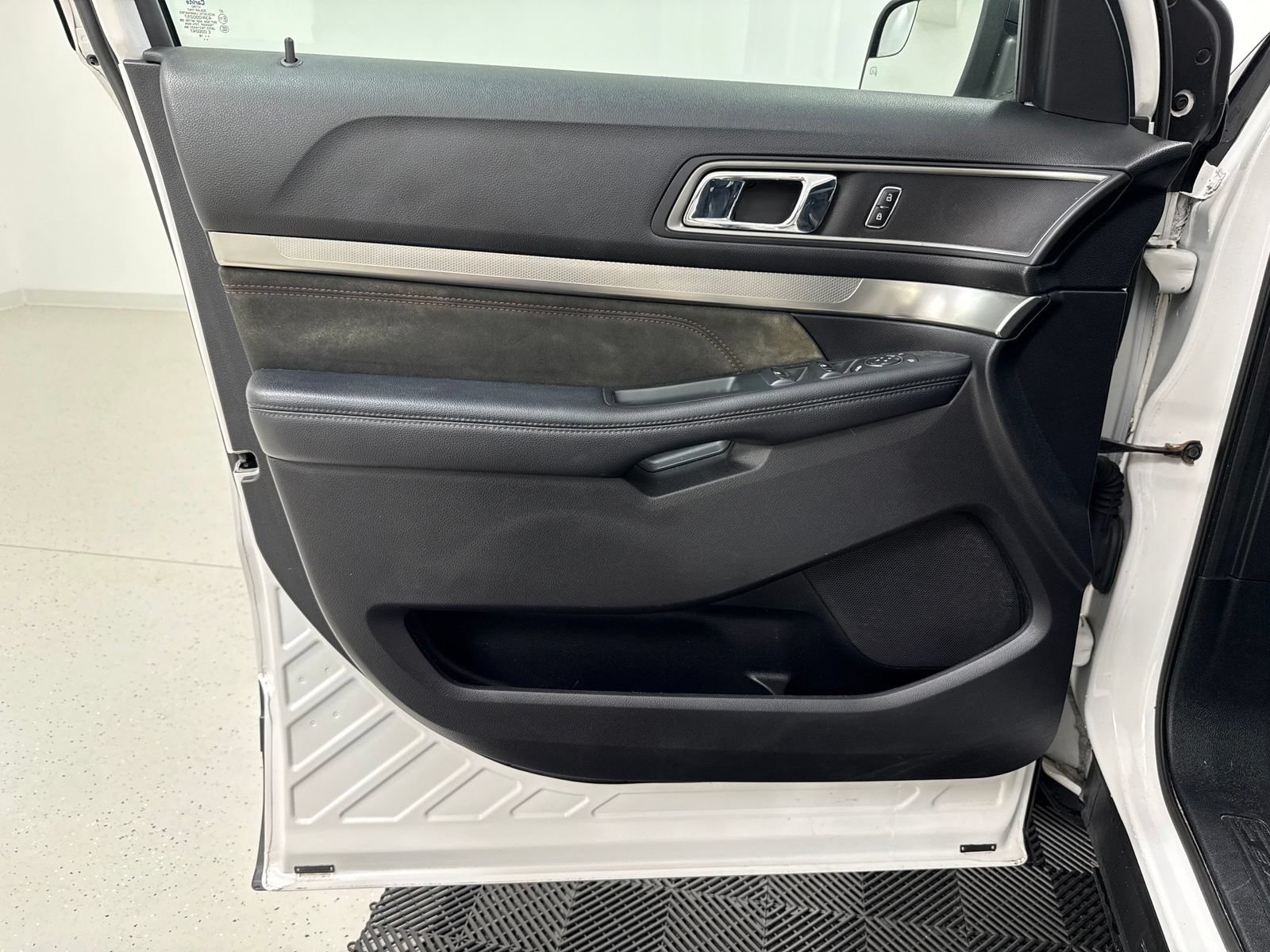 Used 2018 Ford Explorer XLT w/ Equipment Group 202A FWD image 10