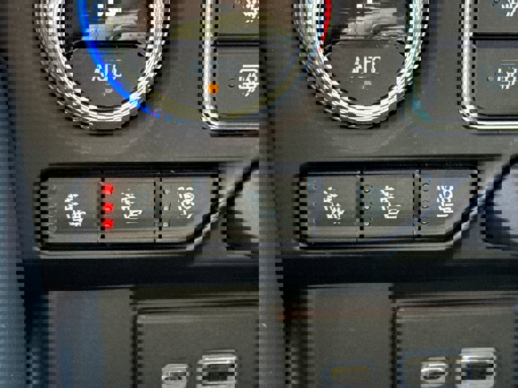 Used 2023 GMC Yukon SLT w/ SLT Luxury Package image 14