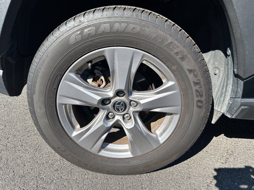 Used 2025 Toyota RAV4 LE AWD/4WD image 4