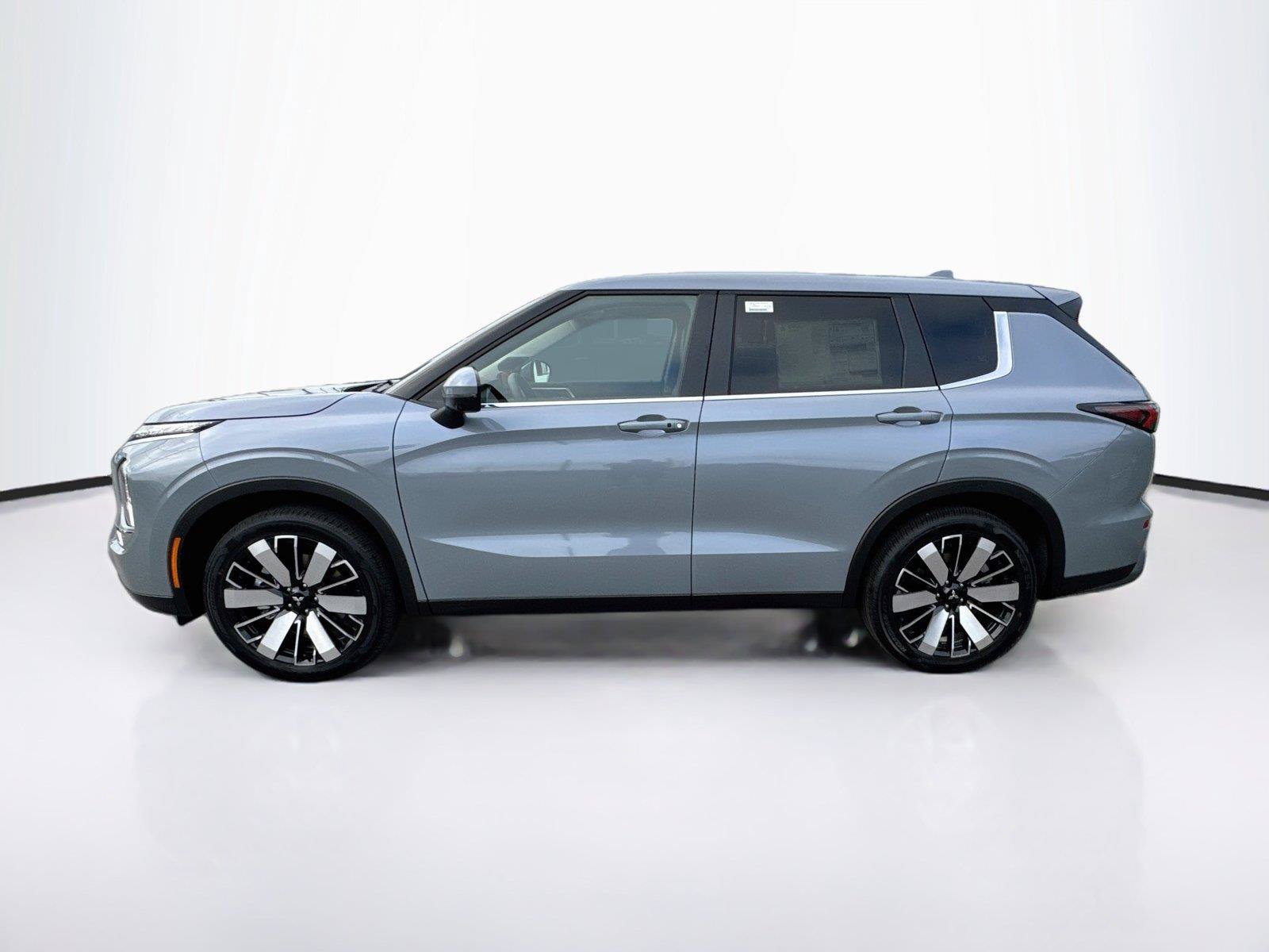 New 2026 Mitsubishi Outlander SE FWD image 2