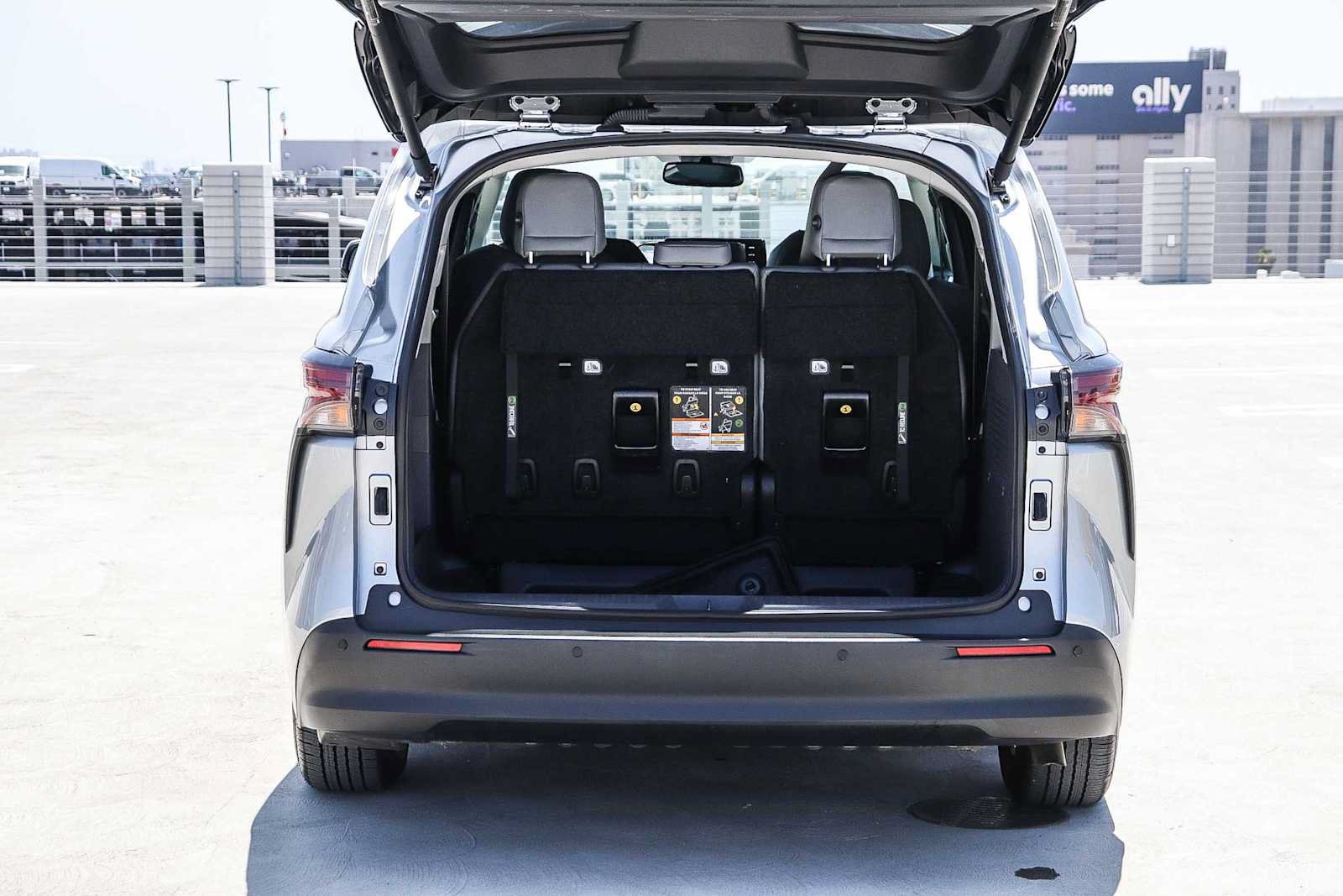Used 2023 Toyota Sienna XLE w/ XLE Plus Package FWD image 28