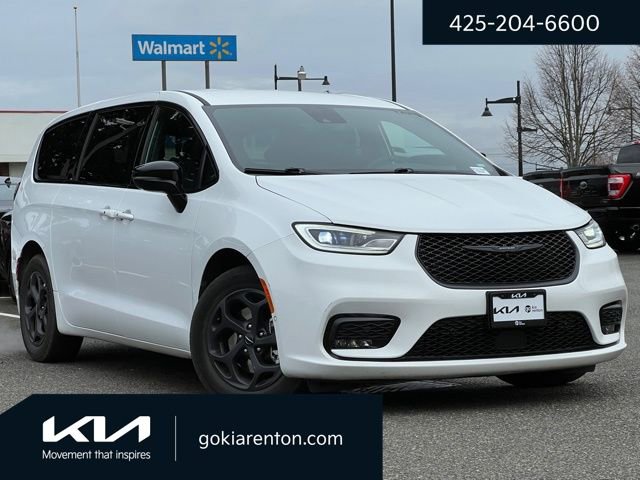 Used 2024 Chrysler Pacifica Select image 1