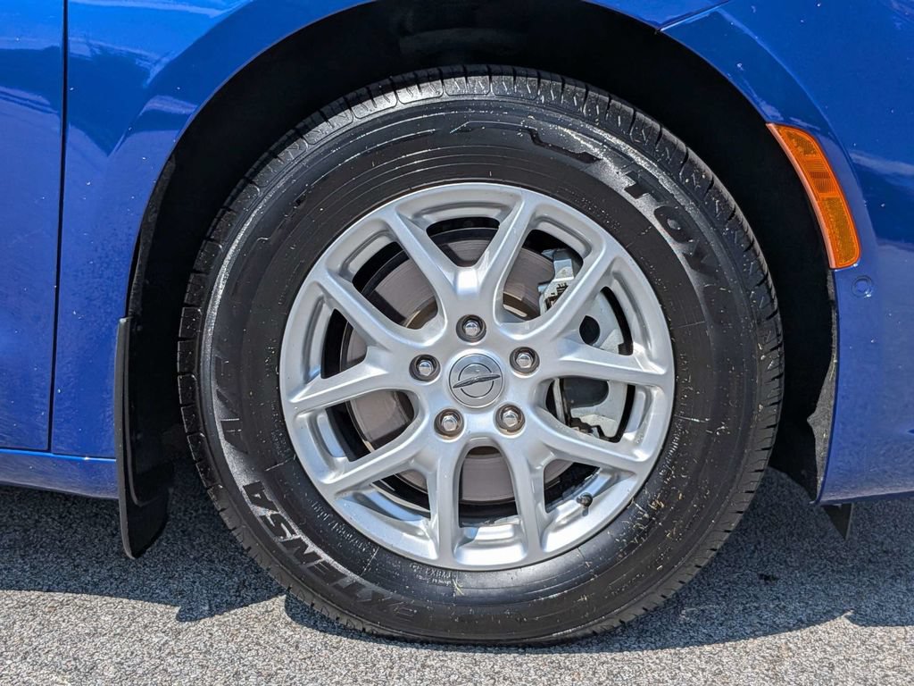 Used 2021 Chrysler Pacifica Touring-L w/ Premium & Safety Sphere Group FWD image 10