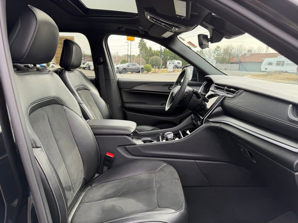 Used 2024 Jeep Grand Cherokee Altitude image 32