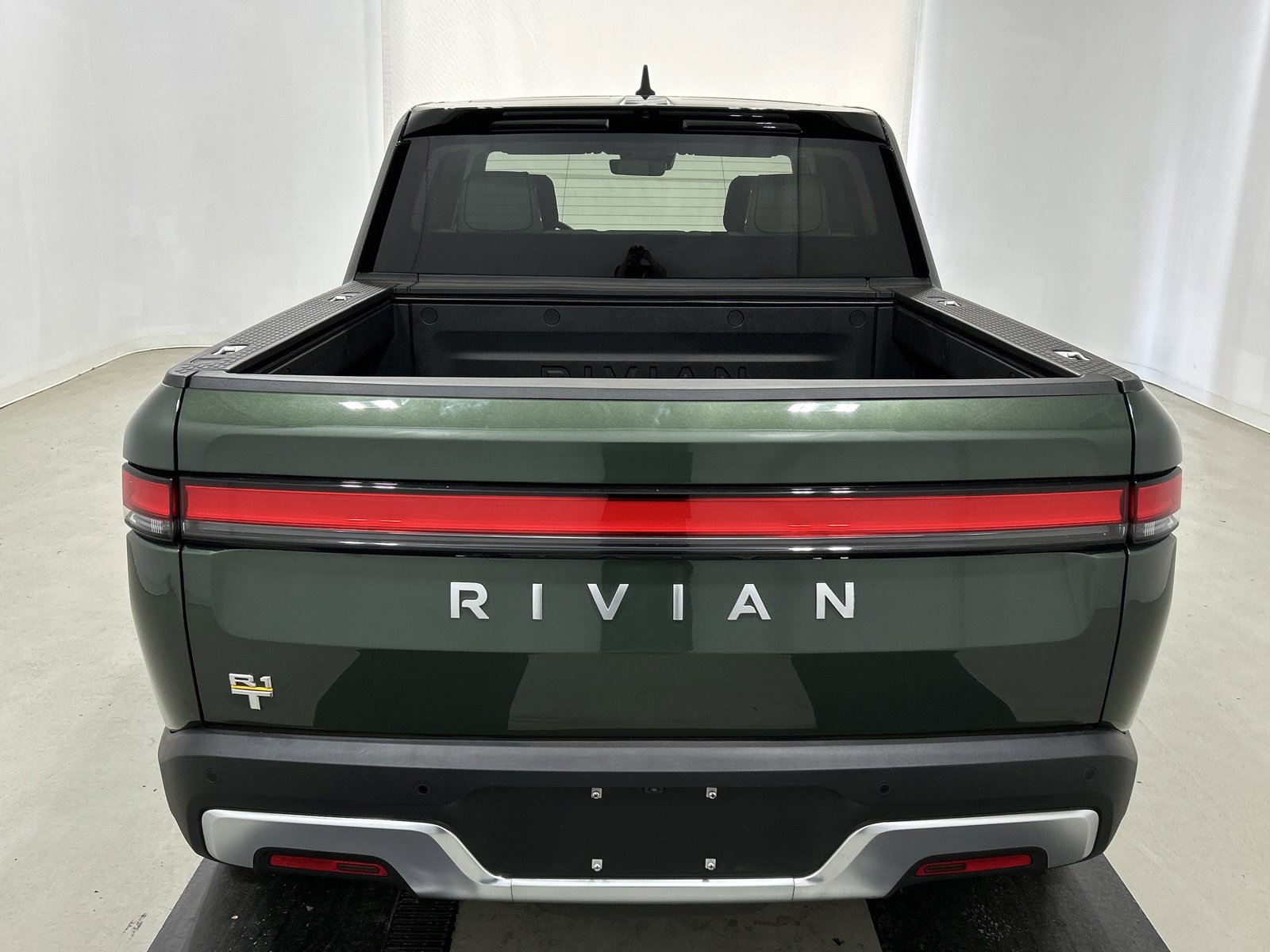 Used 2022 Rivian R1T Adventure image 4