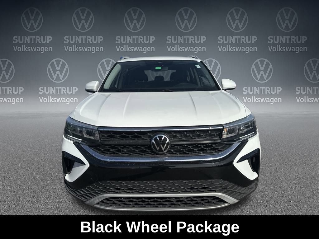 Used 2023 Volkswagen Taos SE w/ Black Wheel Package image 9