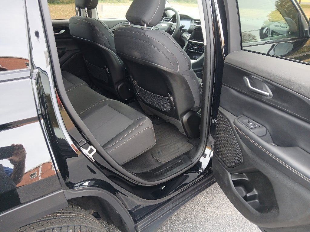 Certified 2023 Jeep Grand Cherokee Laredo X image 30