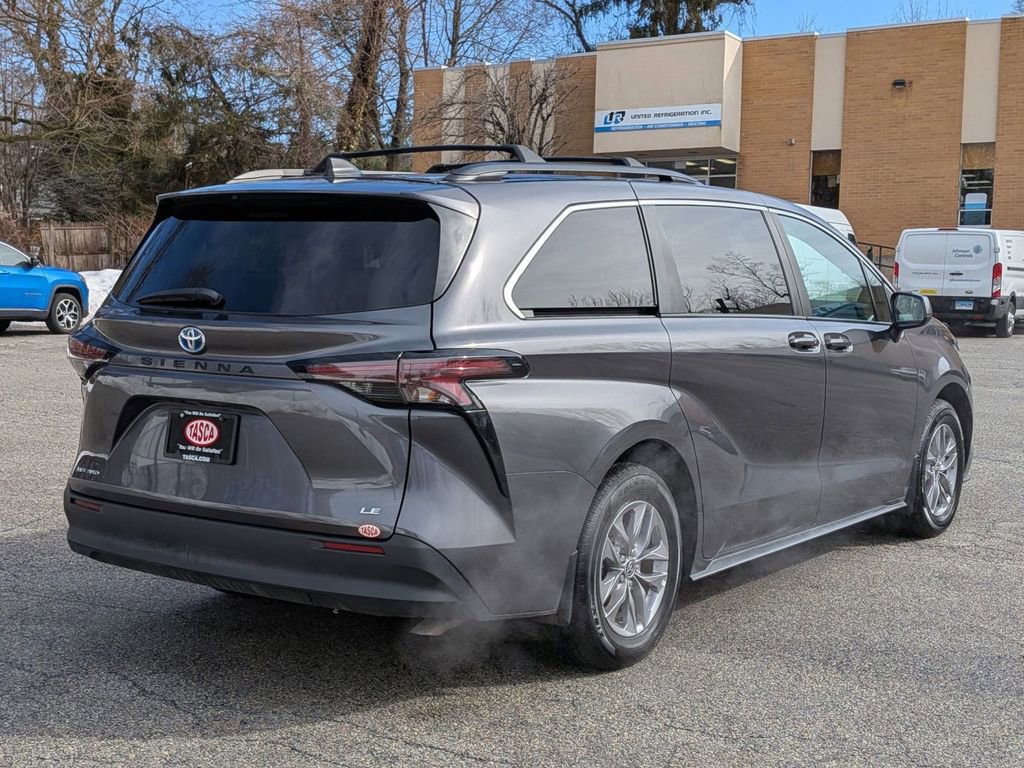 Used 2025 Toyota Sienna LE w/ LE Plus Package image 3