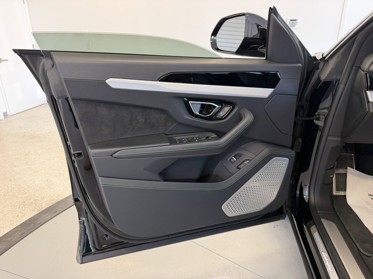 Used 2022 Lamborghini Urus image 38