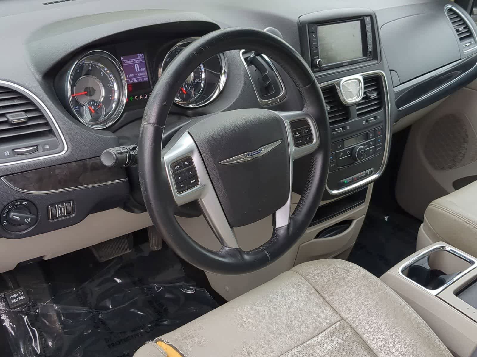 Used 2013 Chrysler Town & Country Touring-L FWD image 10