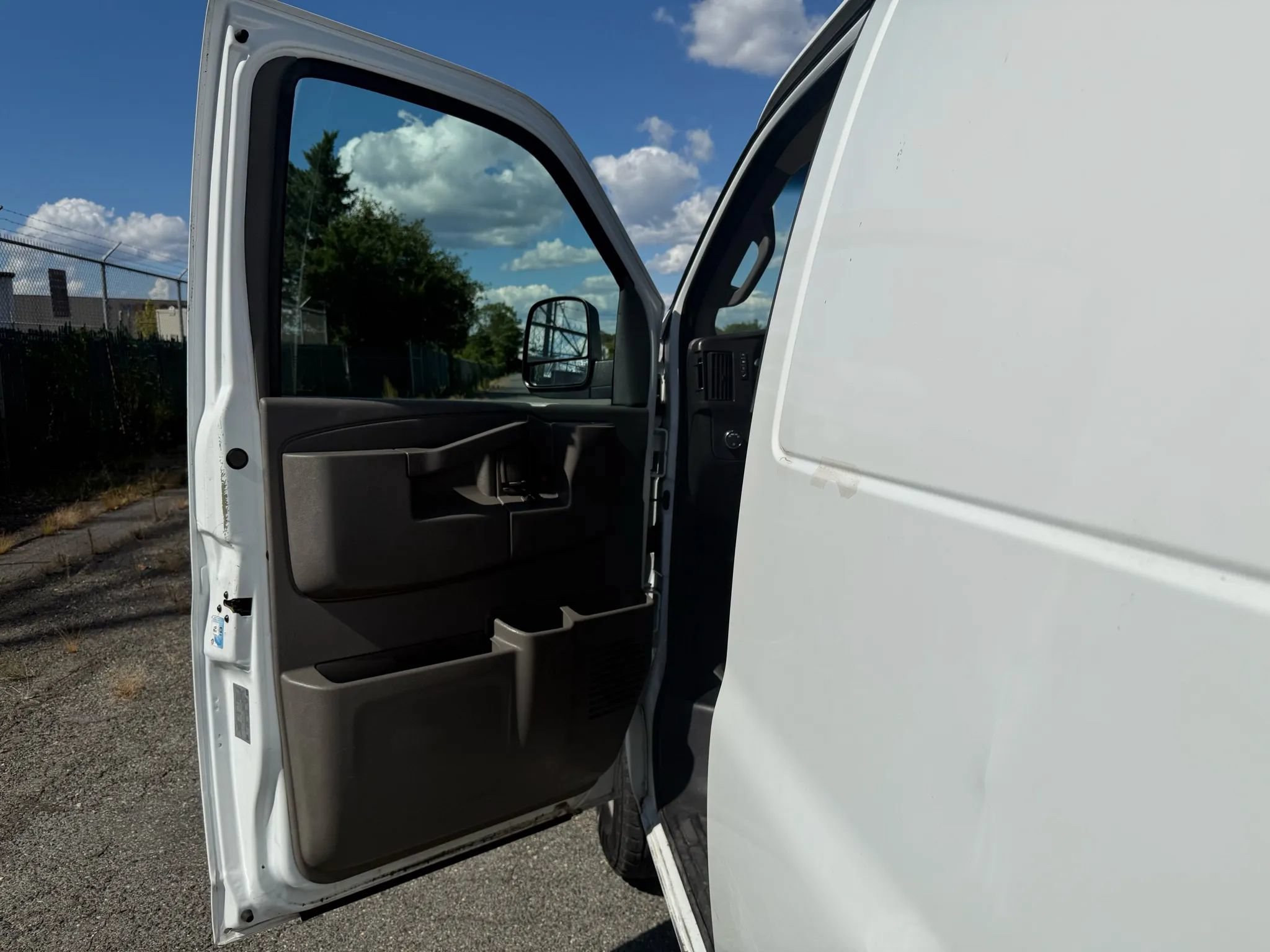 Used 2016 Chevrolet Express 2500 RWD image 17