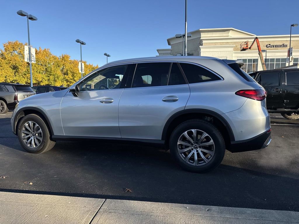 Used 2025 Mercedes-Benz GLC 300 4MATIC image 4