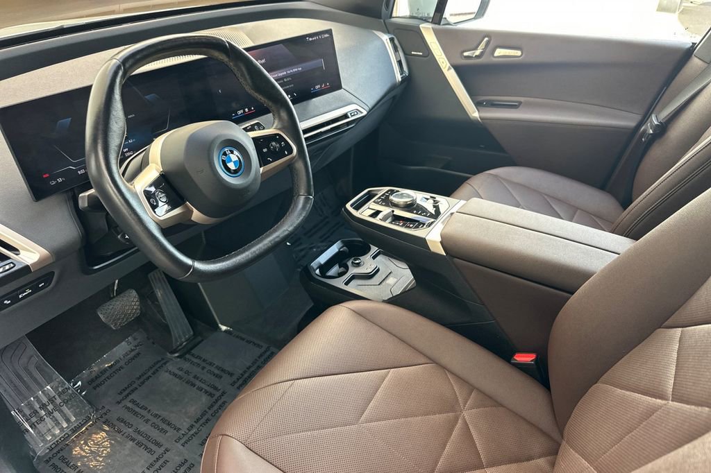 Used 2024 BMW iX xDrive50 w/ Premium Package AWD/4WD image 9
