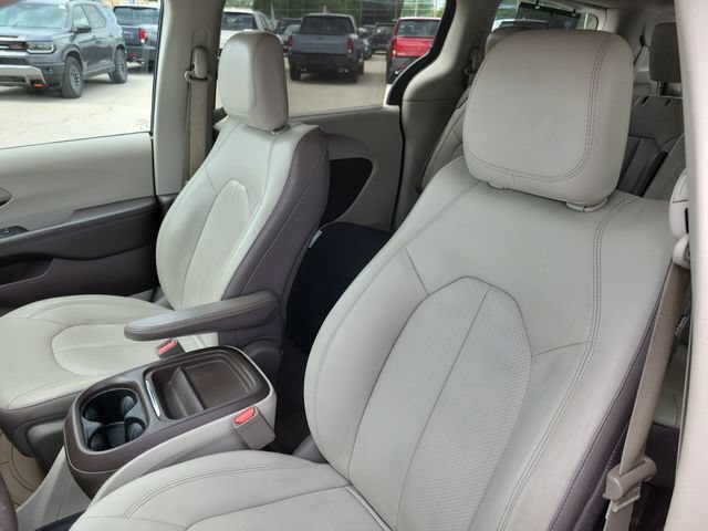Used 2017 Chrysler Pacifica Touring-L Plus w/ Advanced Safetytec Group FWD image 5