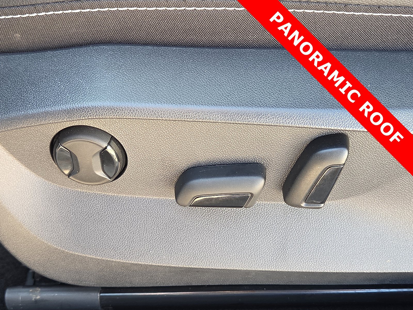 Used 2023 Volkswagen Taos SE w/ Panoramic Sunroof Package FWD image 14