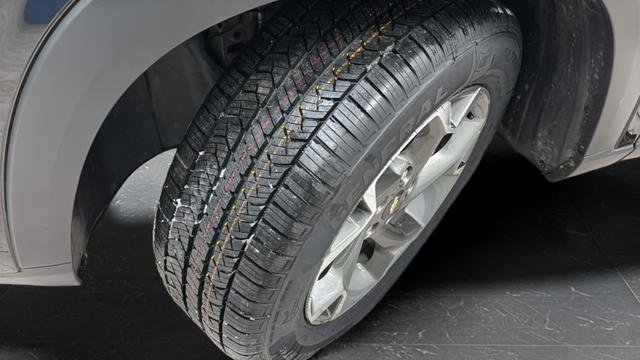 Used 2025 Chevrolet Trax LT FWD image 32
