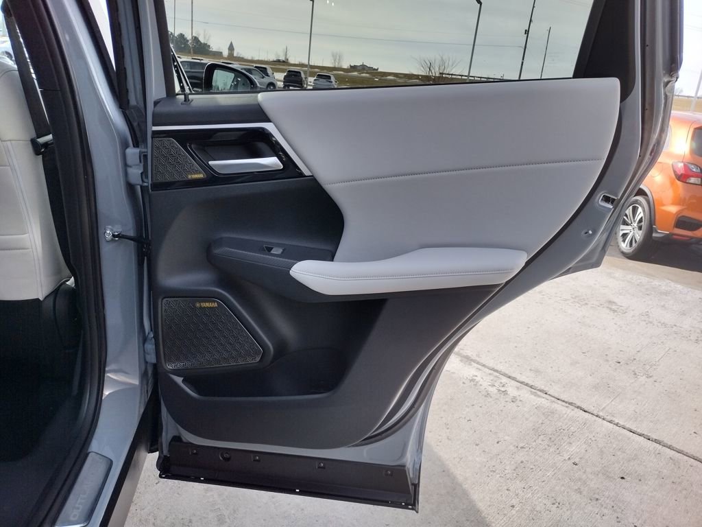 New 2026 Mitsubishi Outlander SE image 33