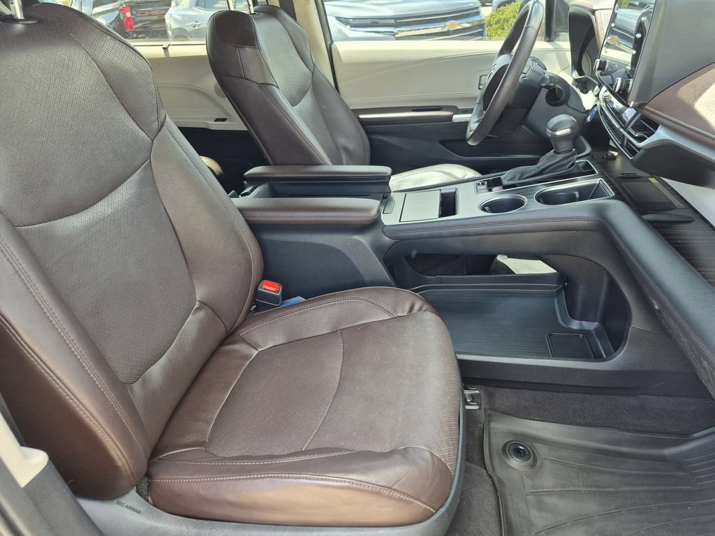 Used 2023 Toyota Sienna Platinum AWD/4WD image 16