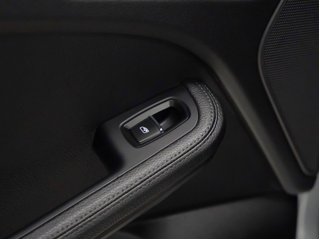 Certified 2025 Porsche Macan image 16