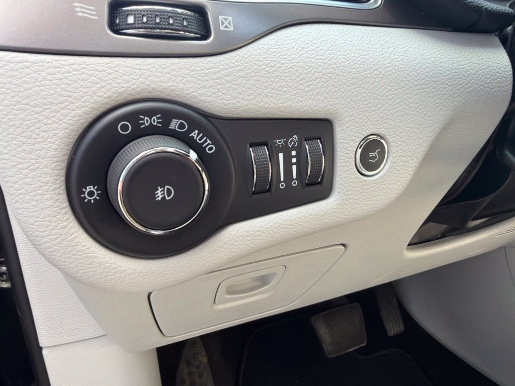 Used 2021 Jeep Cherokee Limited AWD/4WD image 23