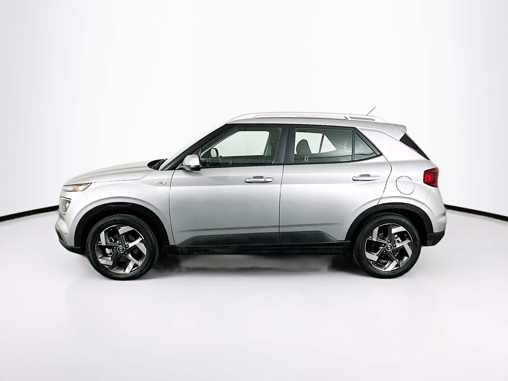 Used 2025 Hyundai Venue SEL image 4