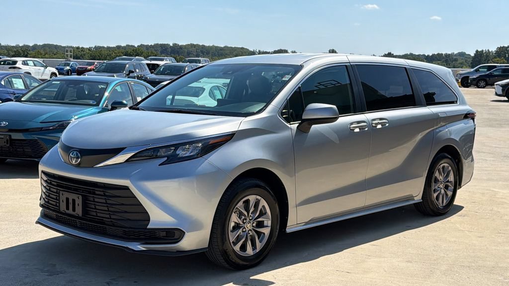 Used 2025 Toyota Sienna LE FWD image 2
