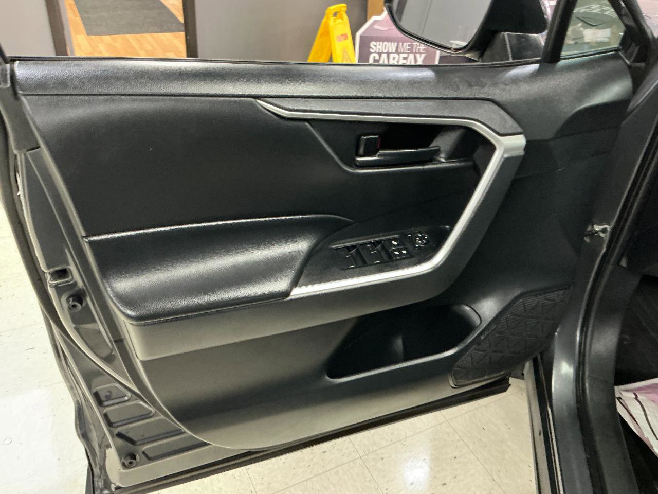 Used 2019 Toyota RAV4 LE AWD/4WD image 11
