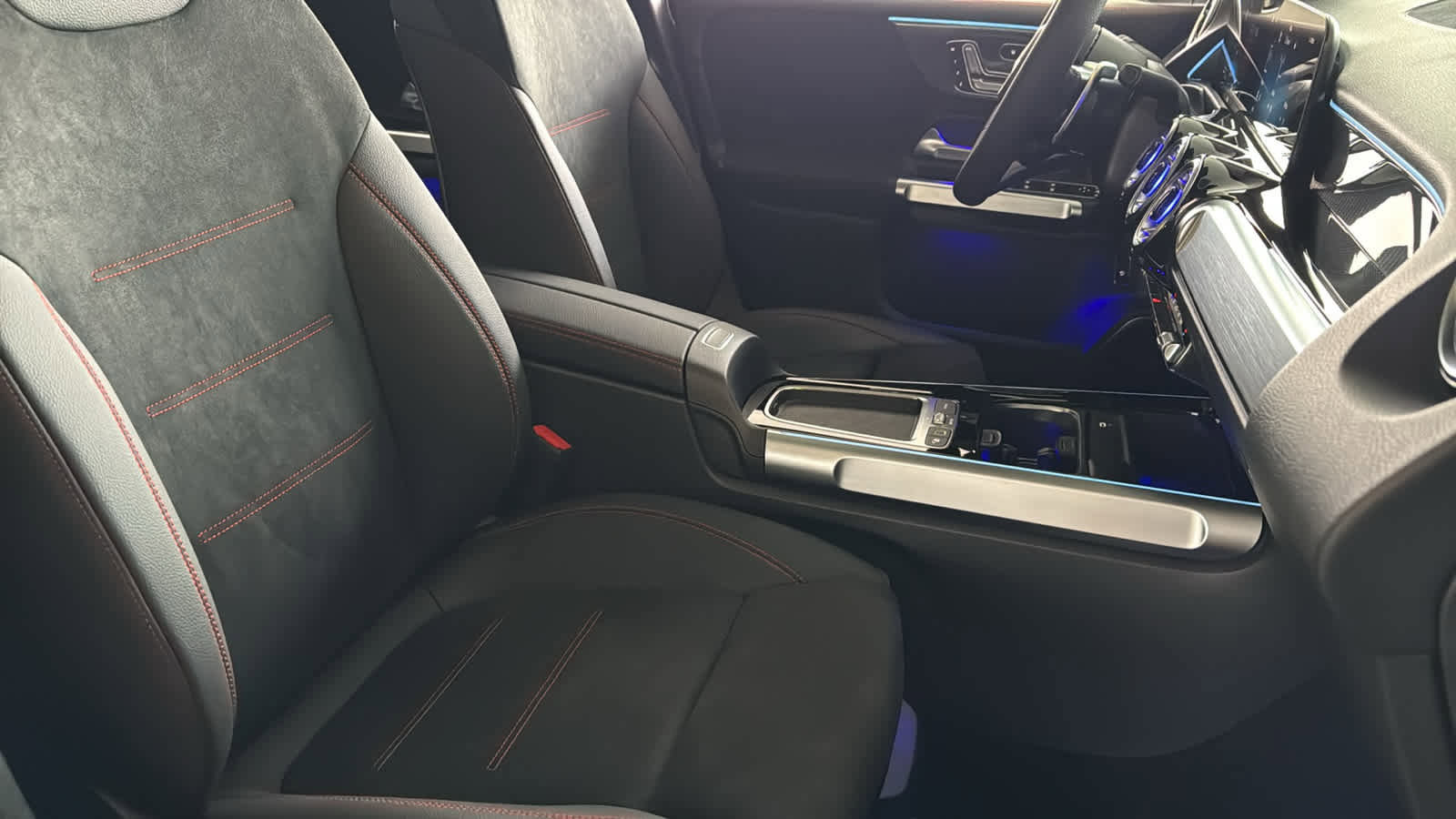 New 2026 Mercedes-Benz GLB 35 AMG 4MATIC image 35