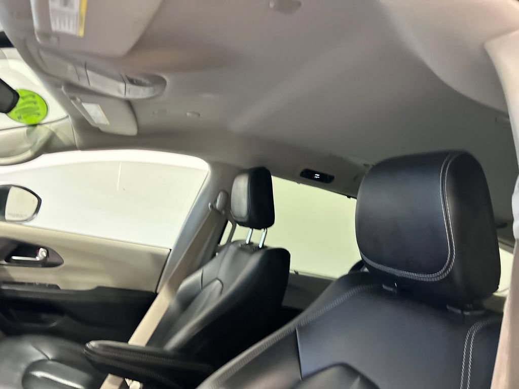 Used 2023 Chrysler Pacifica Touring-L FWD image 15