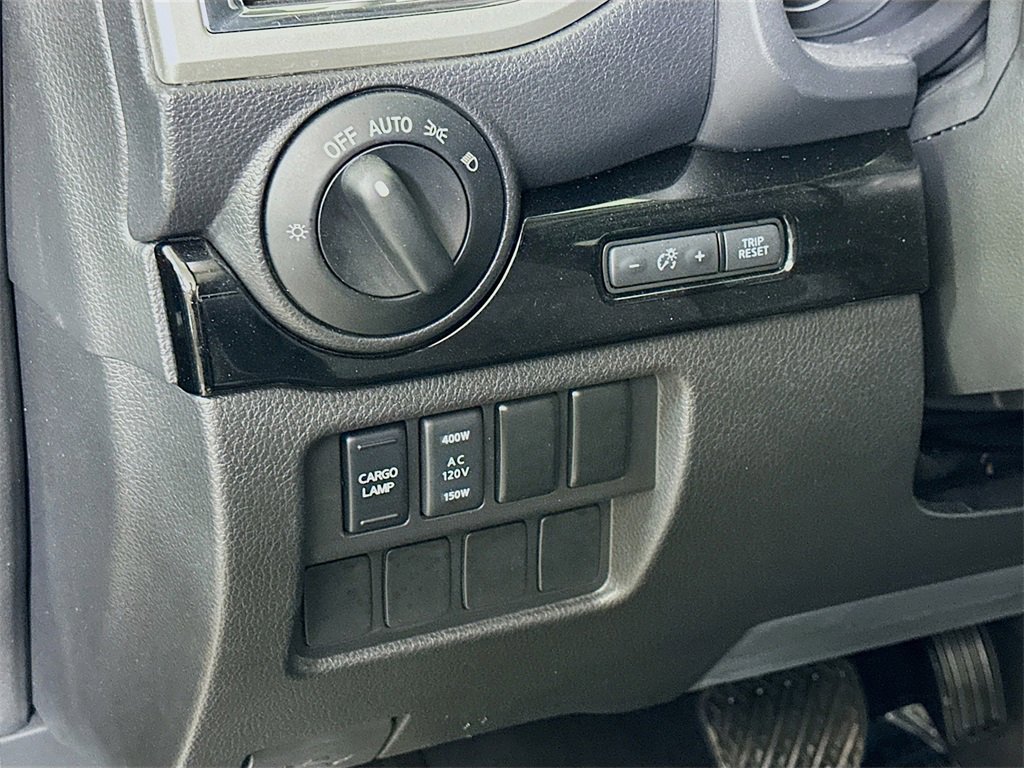 Used 2024 Nissan Titan SV w/ SV Convenience Package image 16