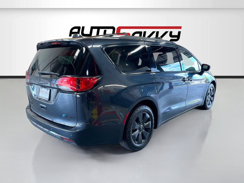 Used 2020 Chrysler Pacifica Touring-L w/ S Appearance Package FWD image 7