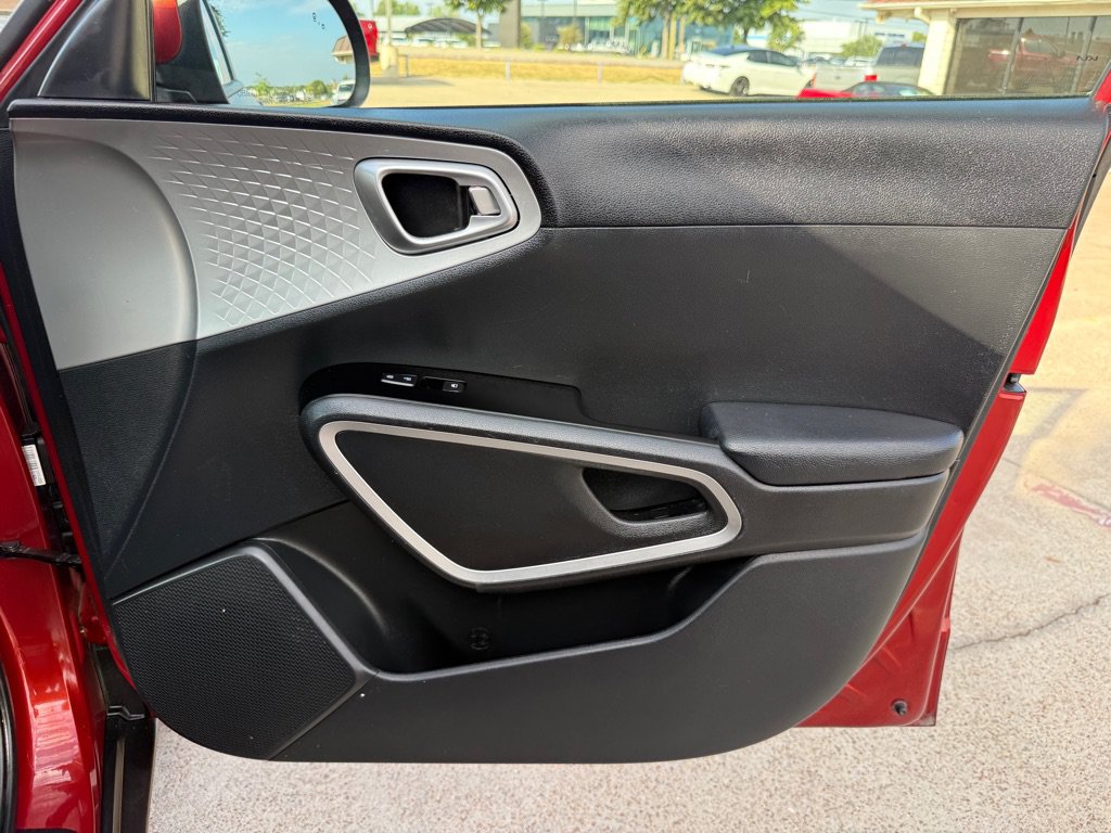 Used 2023 Kia Soul LX w/ LX Technology Package FWD image 21