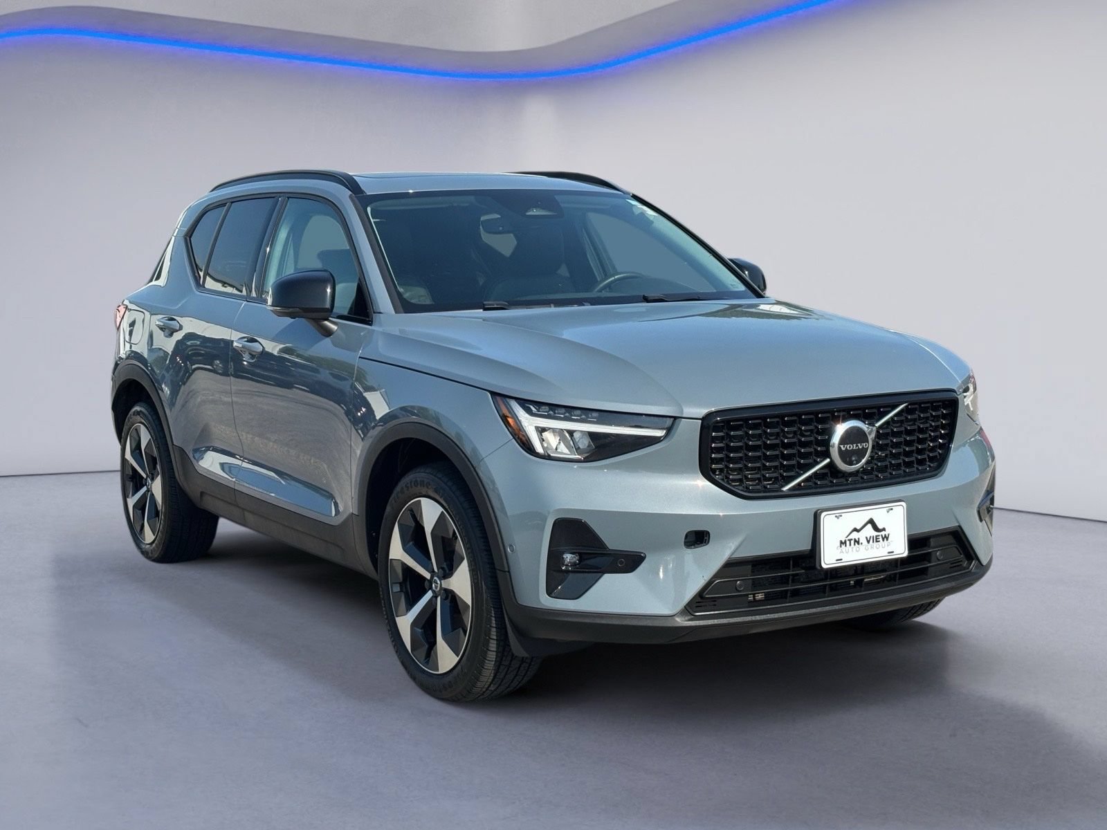 Used 2023 Volvo XC40 B4 Ultimate FWD image 5