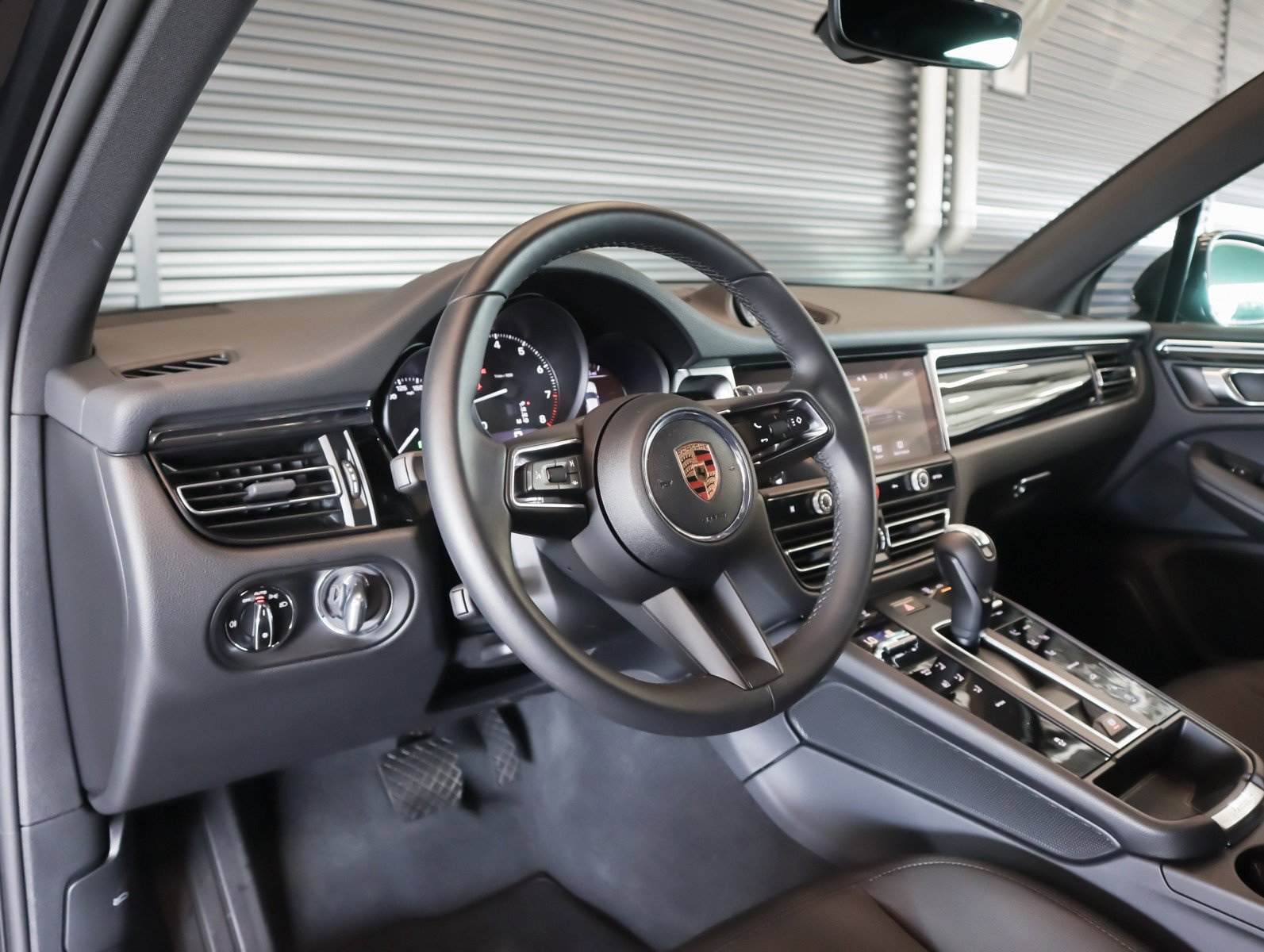 Certified 2025 Porsche Macan image 4