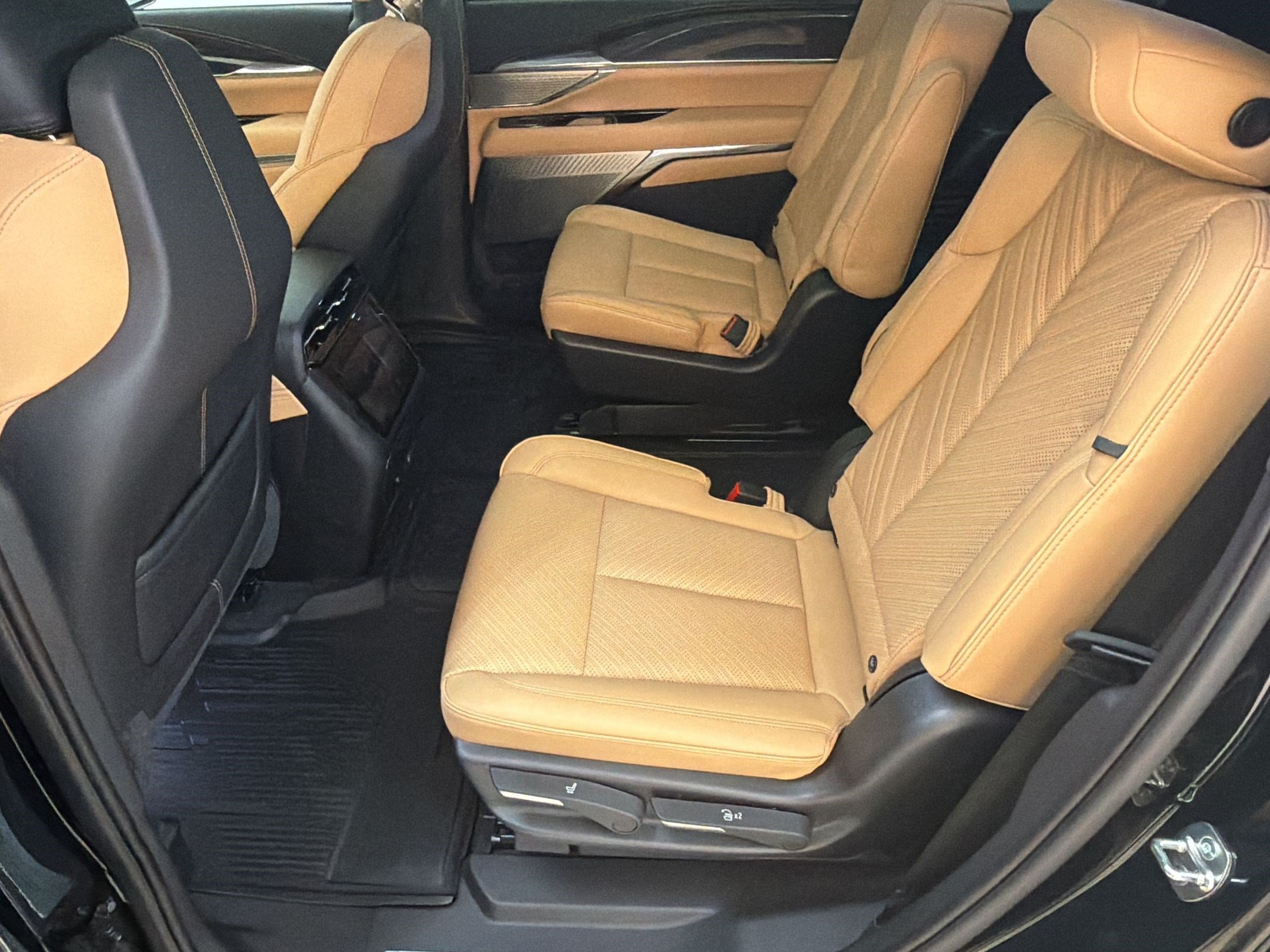 New 2026 Cadillac Escalade IQ Sport 2 w/ LPO, Floor Liner Package AWD/4WD image 21