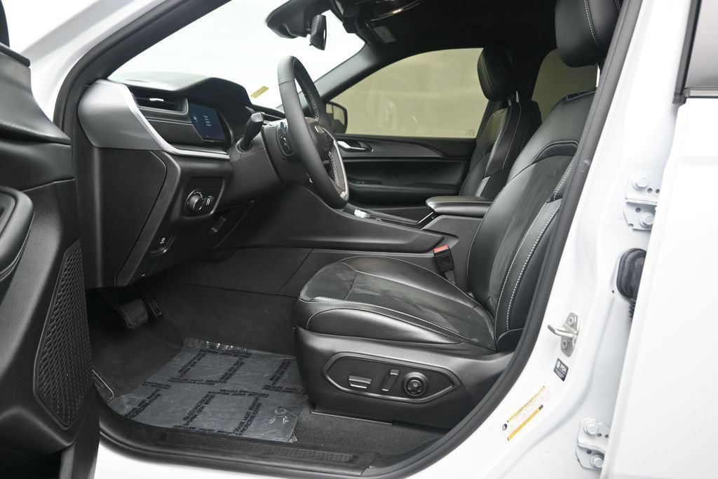 Used 2024 Jeep Grand Cherokee L Altitude AWD/4WD image 12